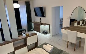 La Luna Premium Deluxe Apartment With Free Jacuzzi, Bikes & Covered Parking